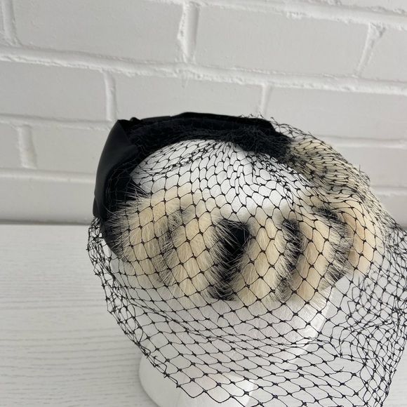 Classic Vintage Elegant Black With Cream Fox Fur Veil Halo Crown Fascinator Hat - Picture 2 of 10